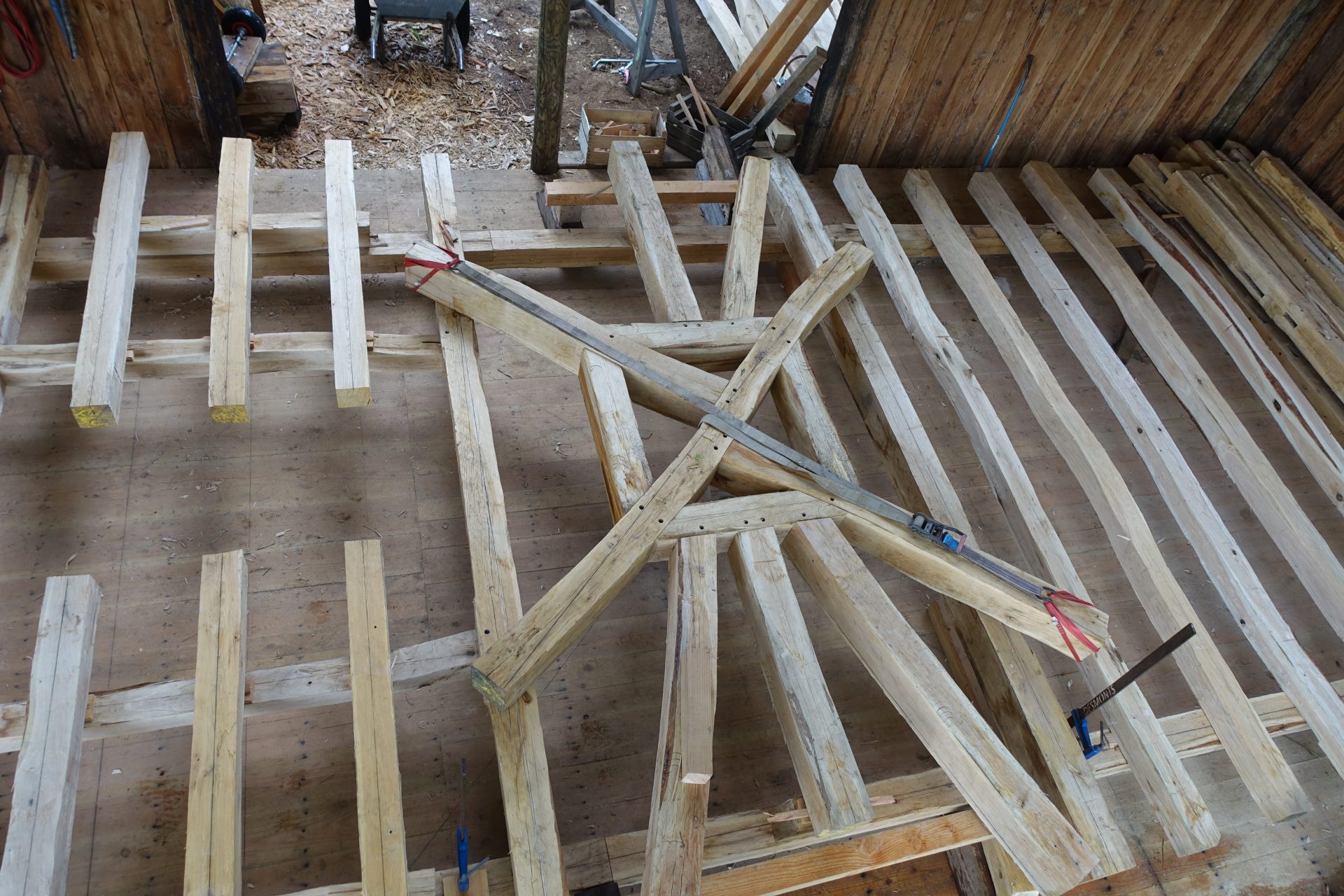 Enrayure de charpente traditionnelle d'une cabane en bois de brin