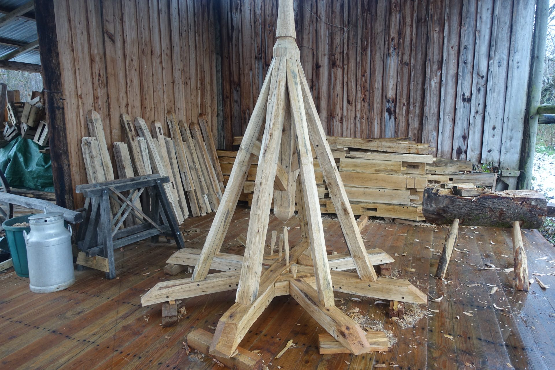 Clocher de la cabane octogonal en bois équarri à la hache vers Cluny