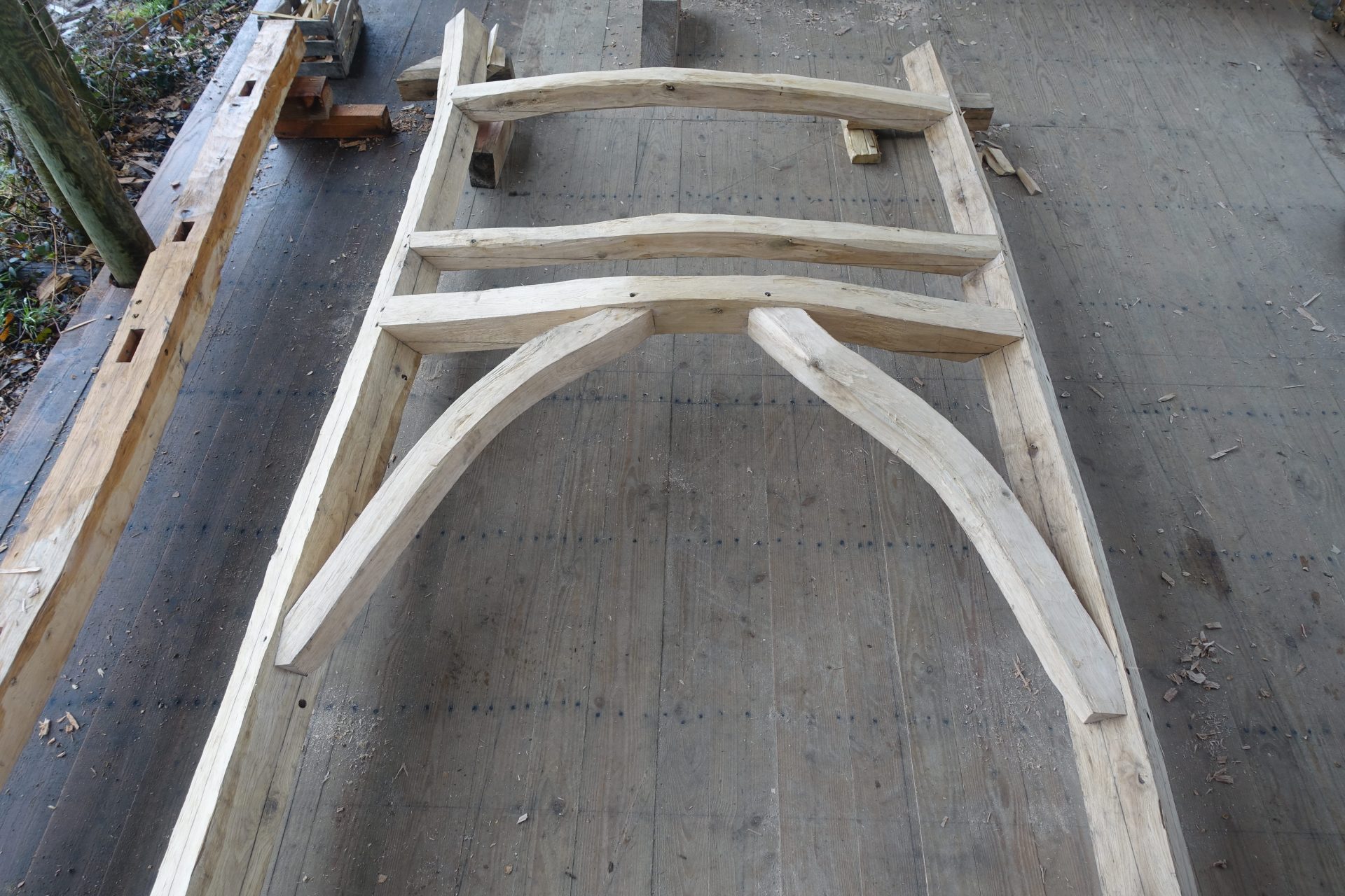 Charpente traditionnelle en bois tordus faite par des artisans Cluny