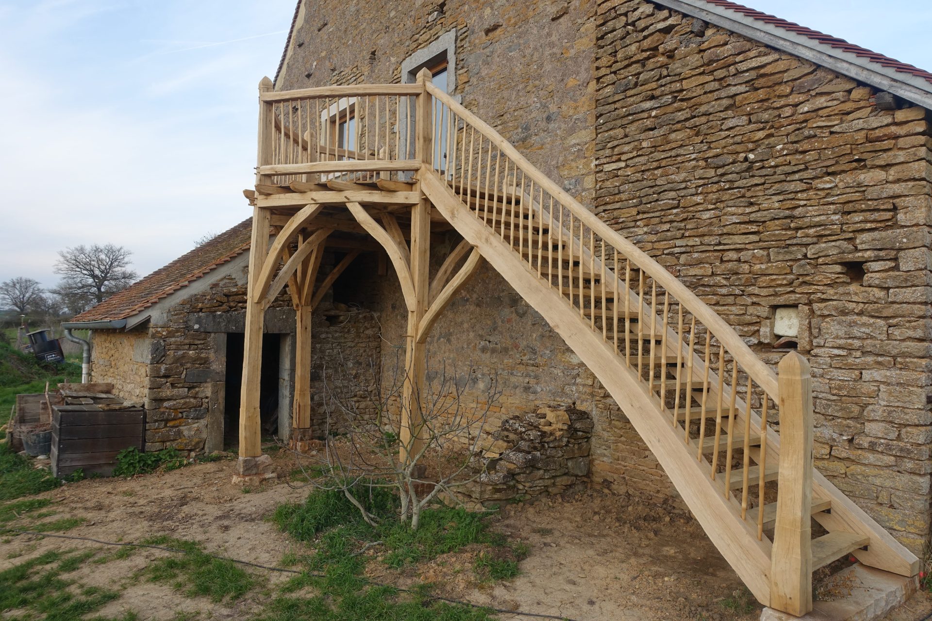Charpente traditionnelle à saint vincent des près d'une terrasse en chêne