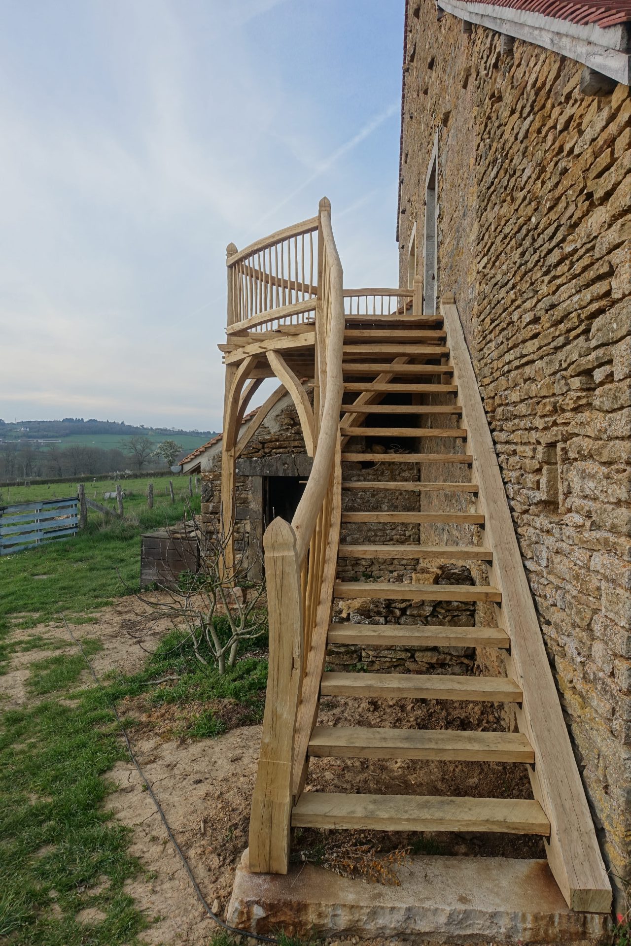 Escalier réalisé à la main par deux charpentiers dans le clunisois