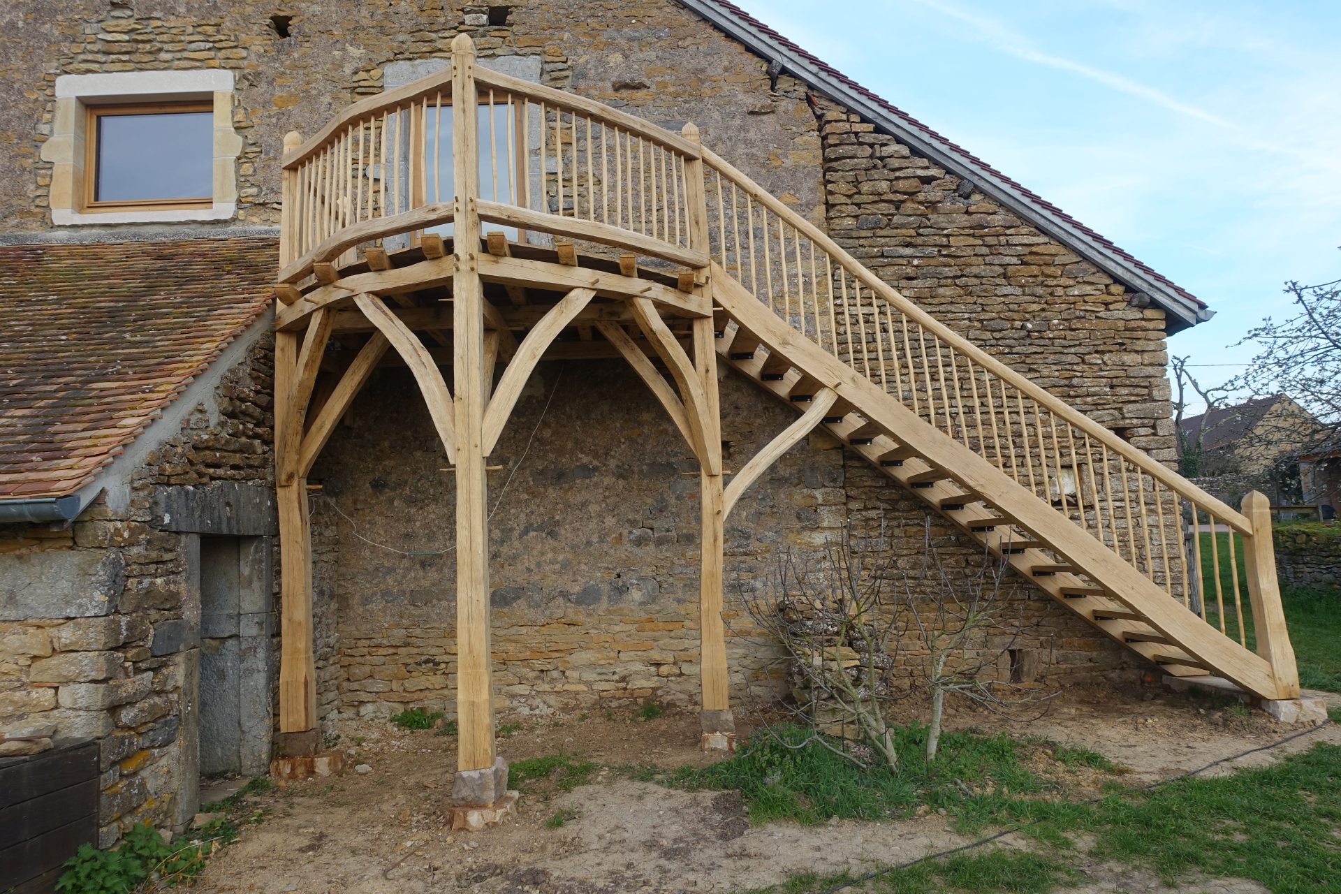 Terrasse en chêne en bois courbe équarri à la hache dans le clunisois