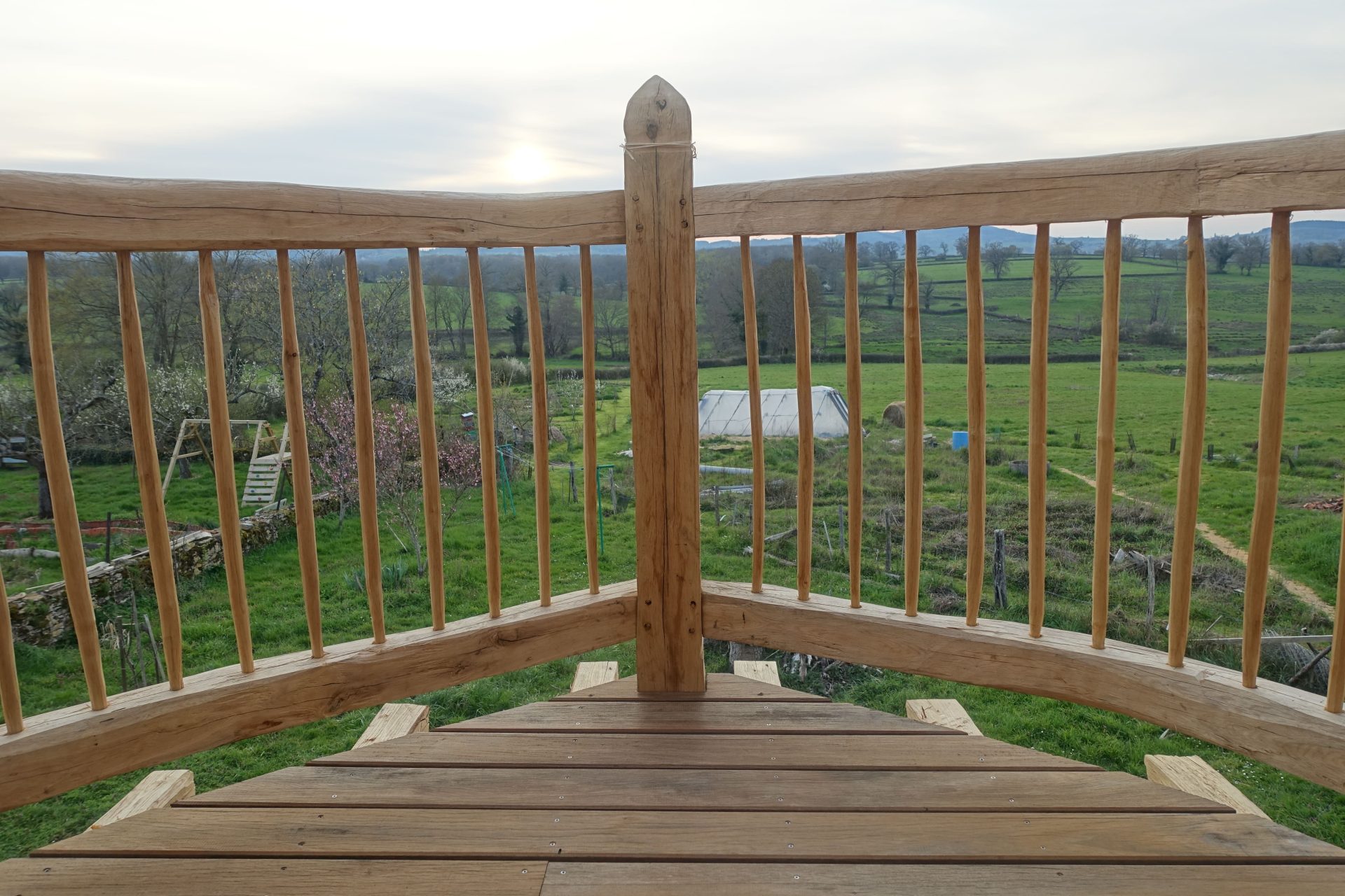 Balustrade de balcon en bois courbe (chêne local)