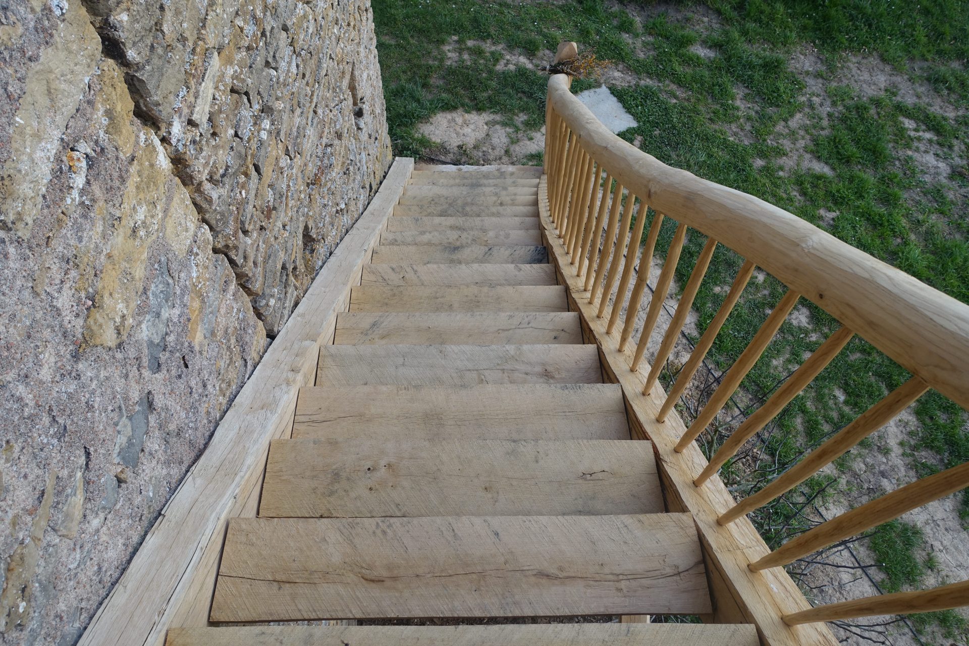 Envolée de marche d'un escalier extérieur tout en charpente traditionnelle
