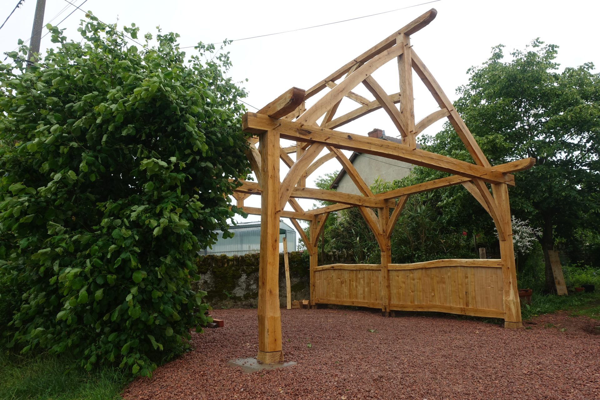 Abri extérieur en bois de brin (bois courbes équarris à la hache)