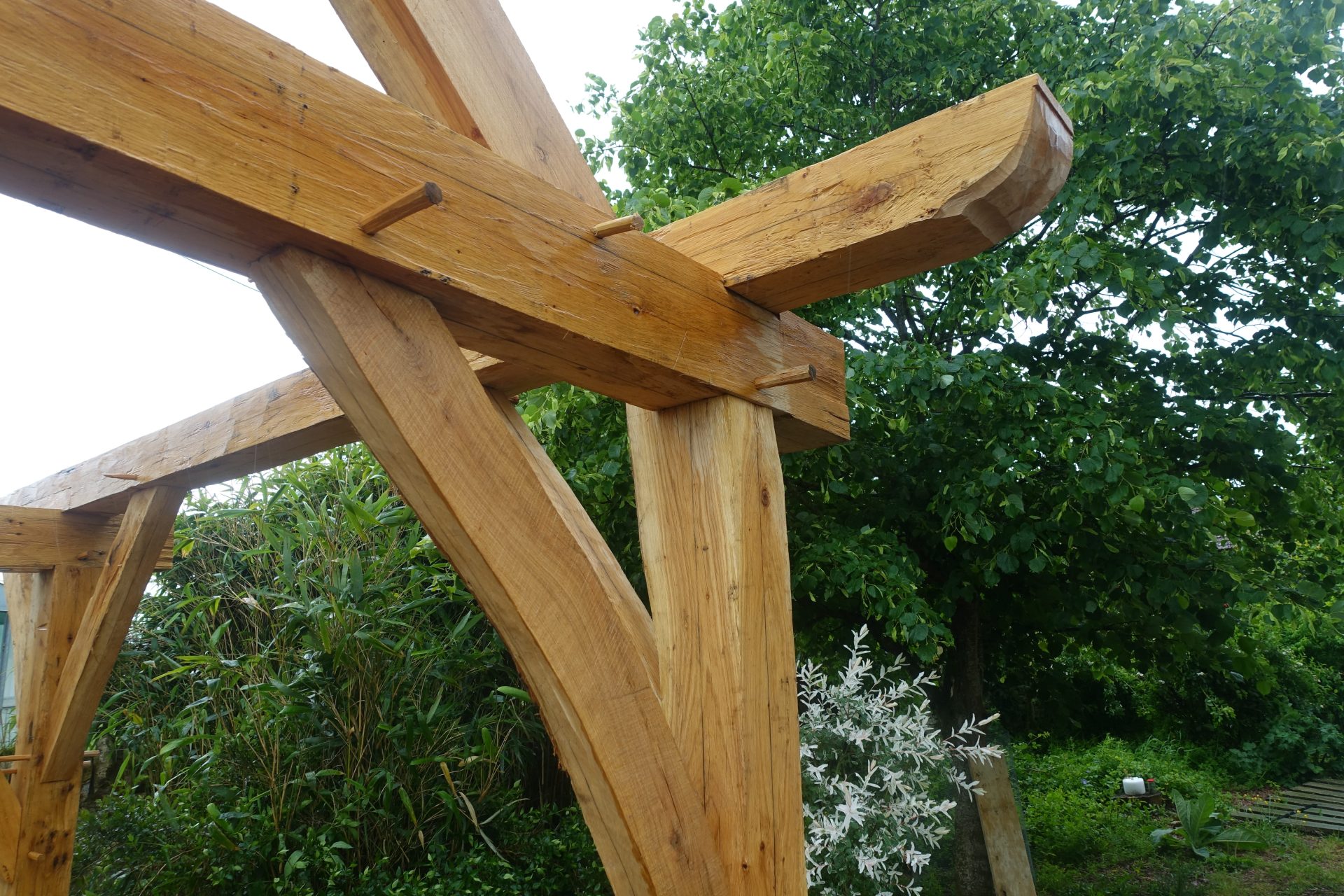 Sculpture en bout de panne pour un abri extérieur vers Charolles