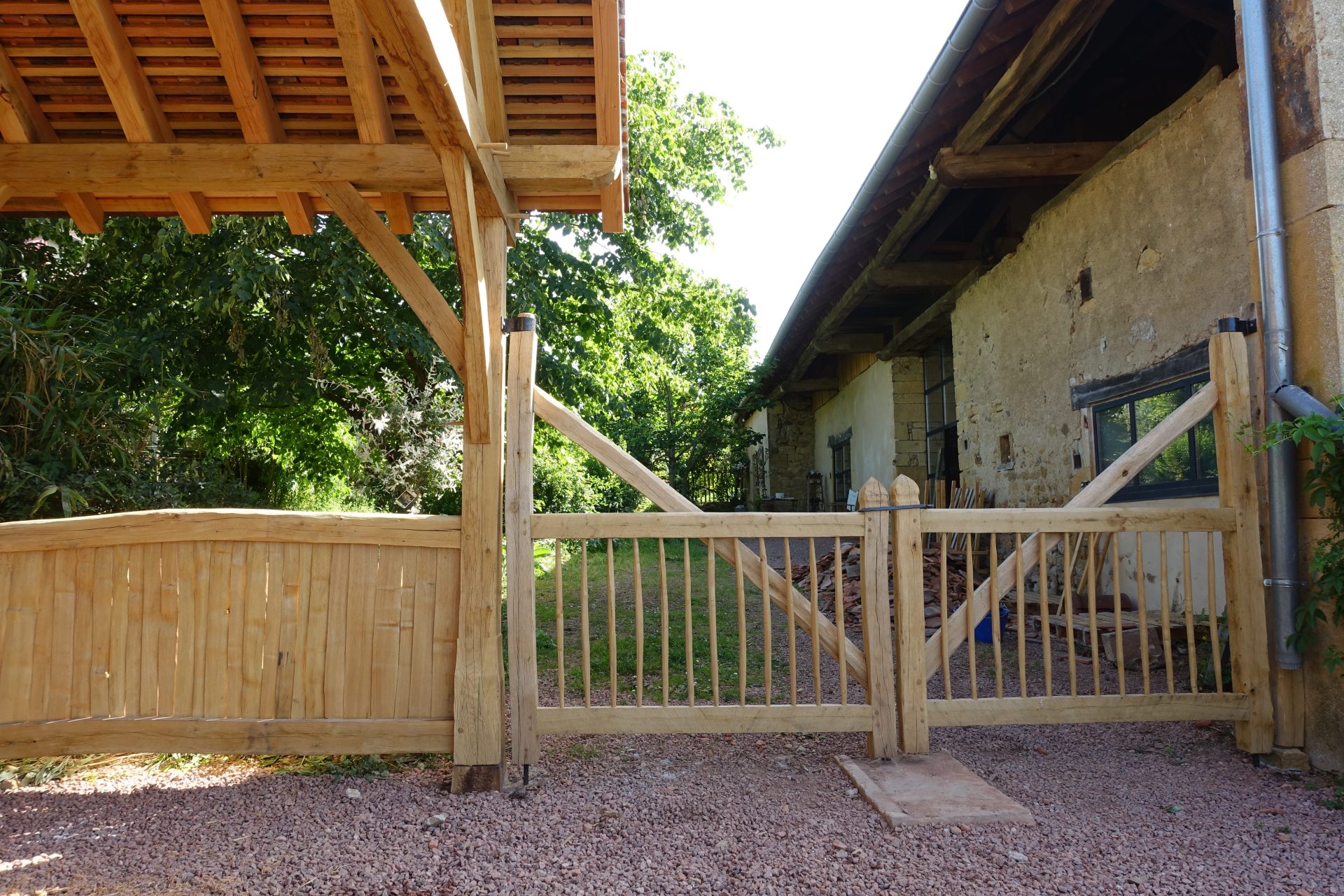 Portail taillé à la main part des artisans de Cluny, assemblages des pièces par tenon mortaise