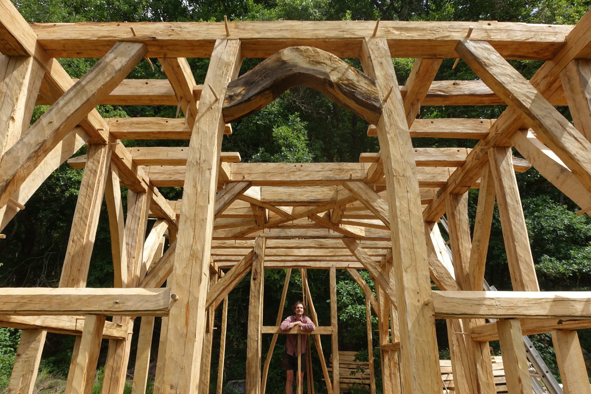 Cabane en bois équarri à la hache, bois tordu ou bois de brin vers Cluny