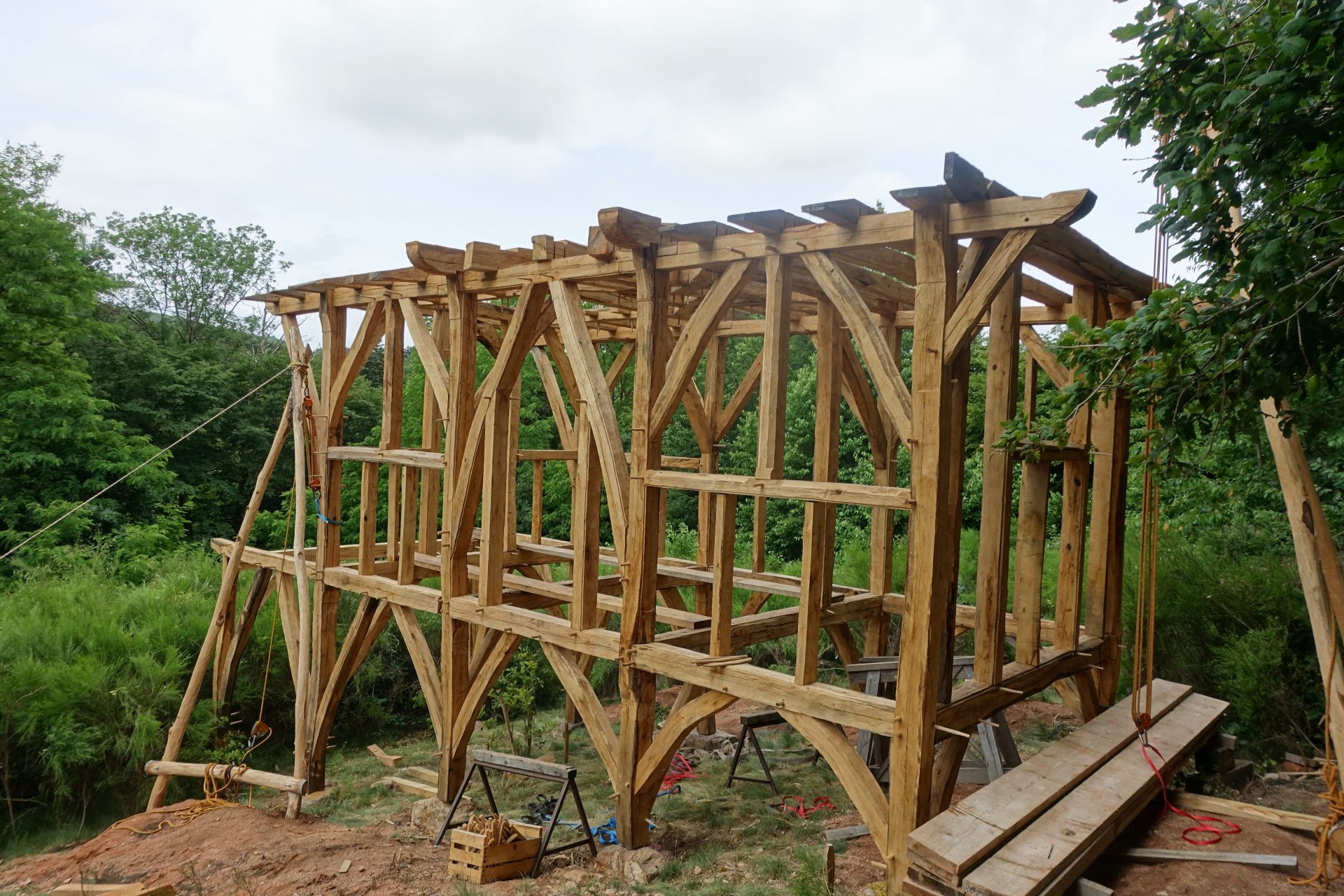Rez de chaussée de la cabane assemblé en charpente traditionnelle équarri à la hache dans le clunisois