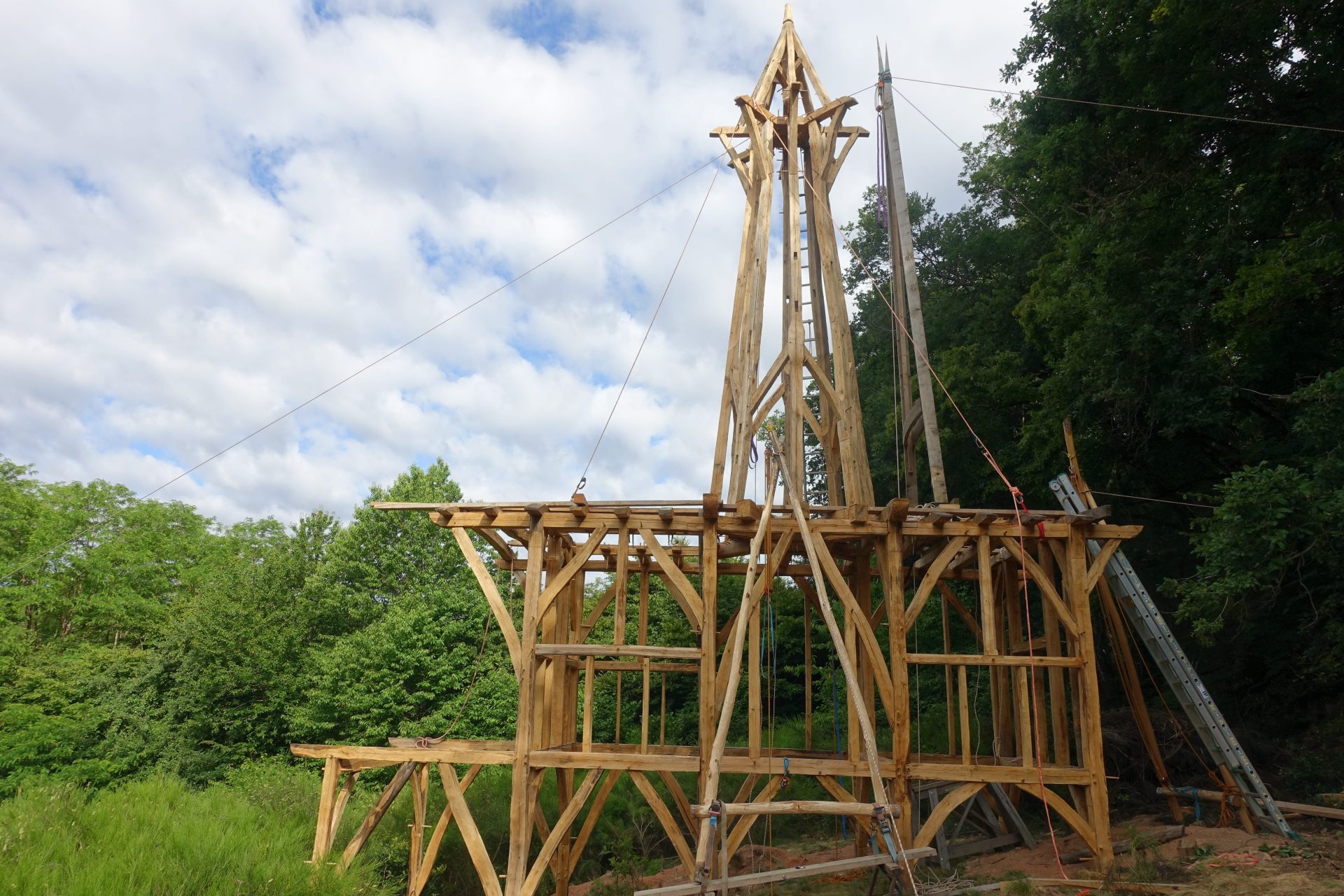 Tour octogonale de la cabane assemblée avec assemblages traditionnels de charpente à Cluny