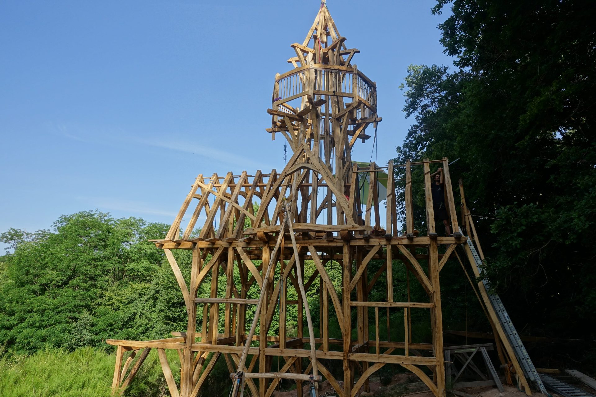 Cabane cathédrale avec tour octogonale, clocher et balcon tout en bois de brin équarrie à la hache et scié de lond