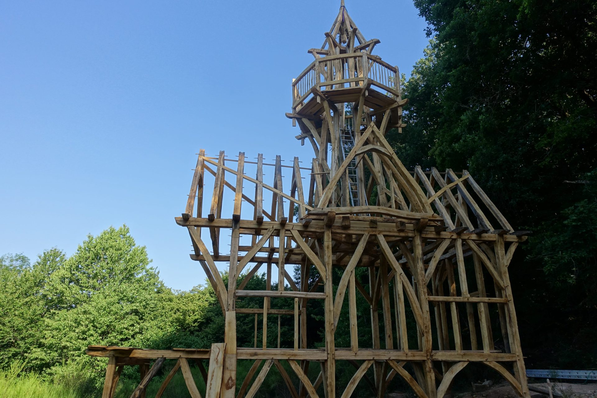 Cabane de la forme d'une cathédrale tout en bois local (chêne et chataignier), taillée à la main et assemblée par des artisans charpentiers vers Cluny